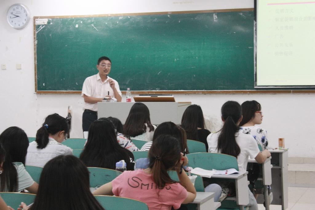 刘相勇老师正在给员工讲授《市场营销学》