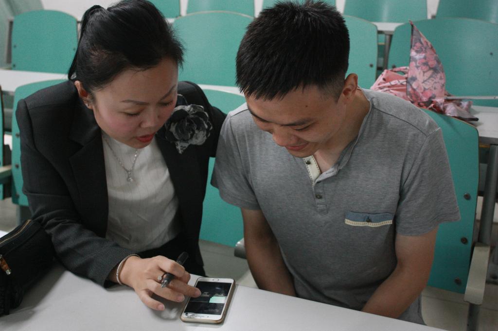 王燕副经理课后与周愉峰老师进行交流